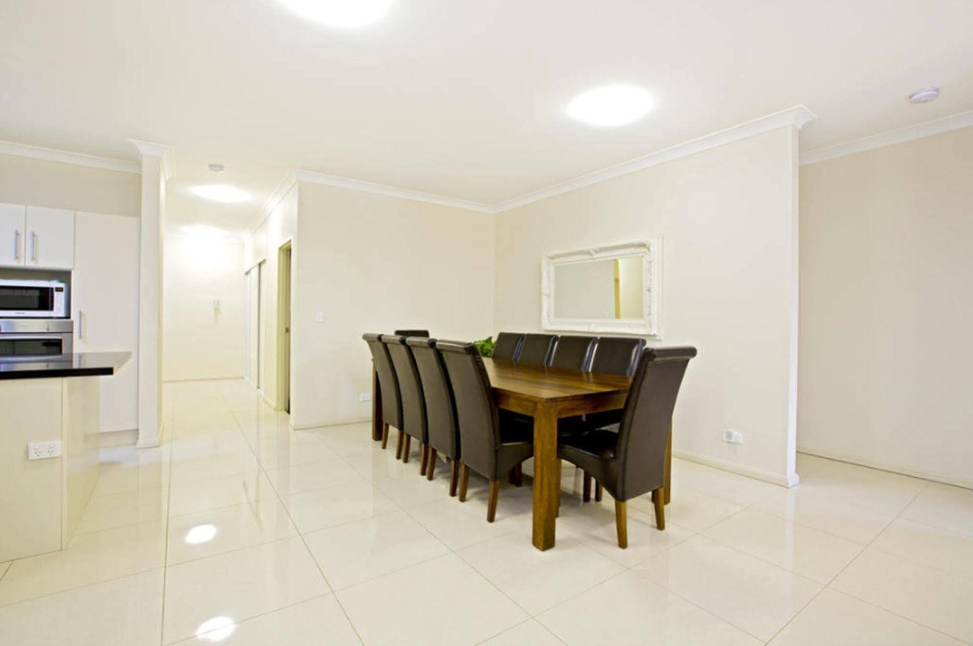 Astina Serviced Apartments - Central Penrith Exterior photo